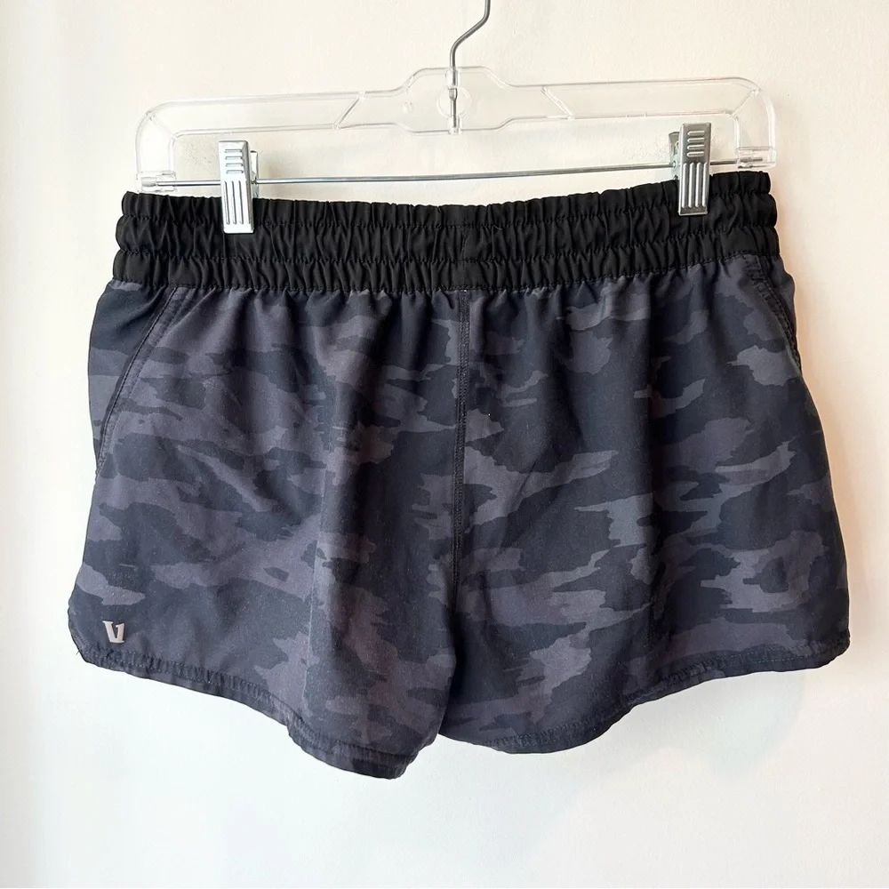 Vuori Clementine Shorts Black Camo Size Medium